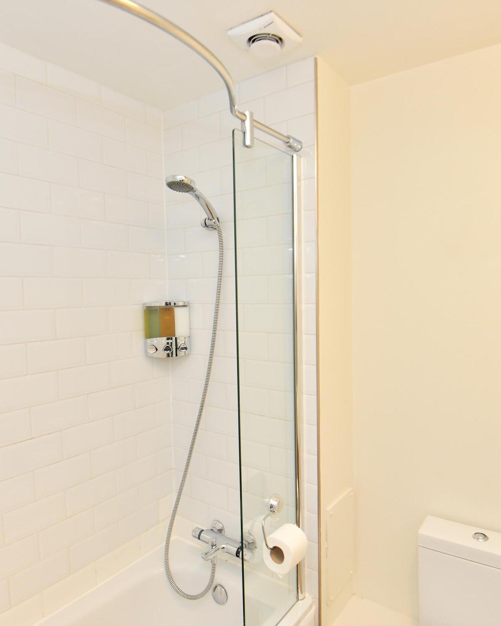 קרואולי Stylish 2Br Flat - 2 Free Parking Spaces - Near Lgw Airport מראה חיצוני תמונה