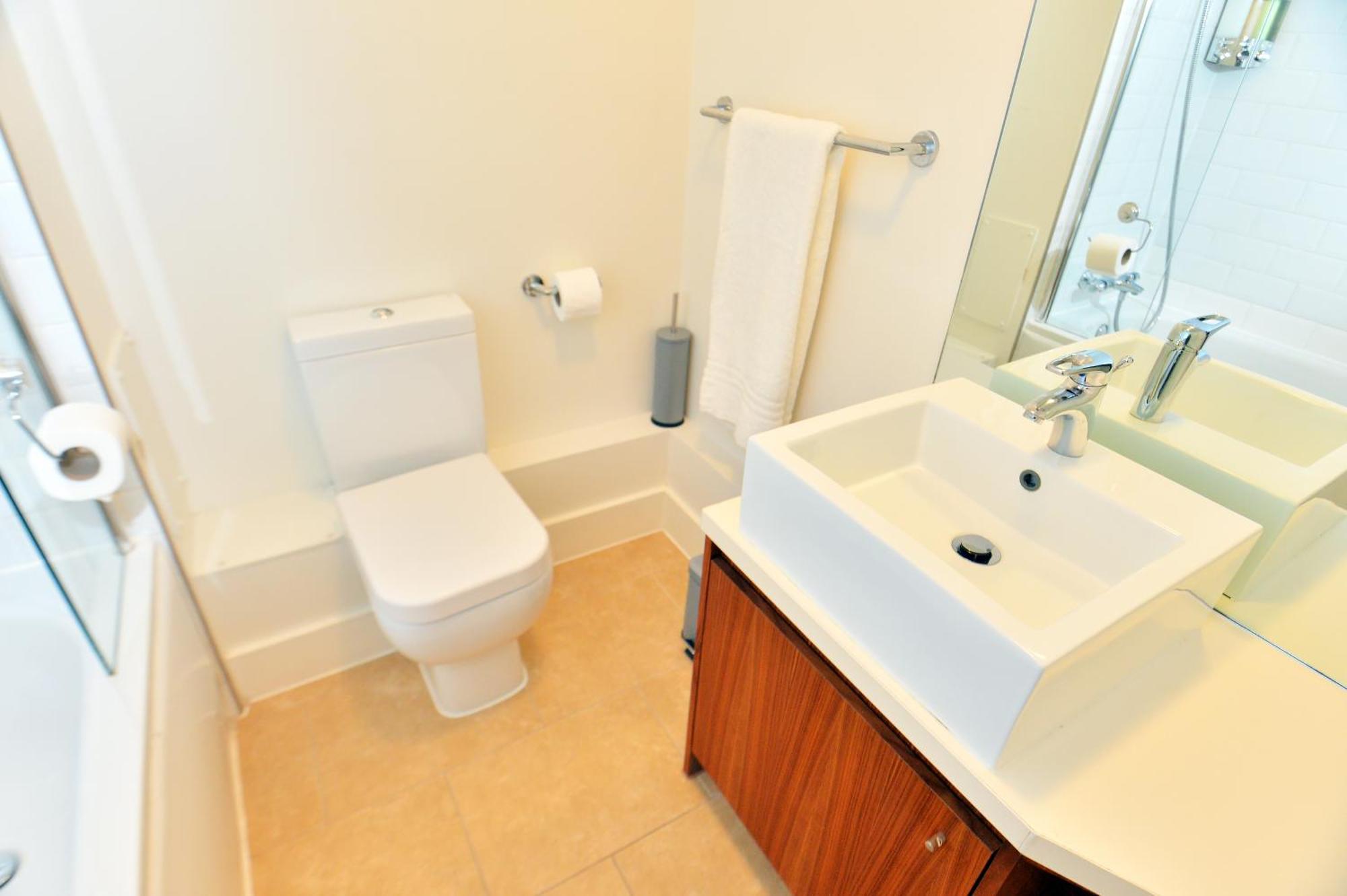 קרואולי Stylish 2Br Flat - 2 Free Parking Spaces - Near Lgw Airport מראה חיצוני תמונה
